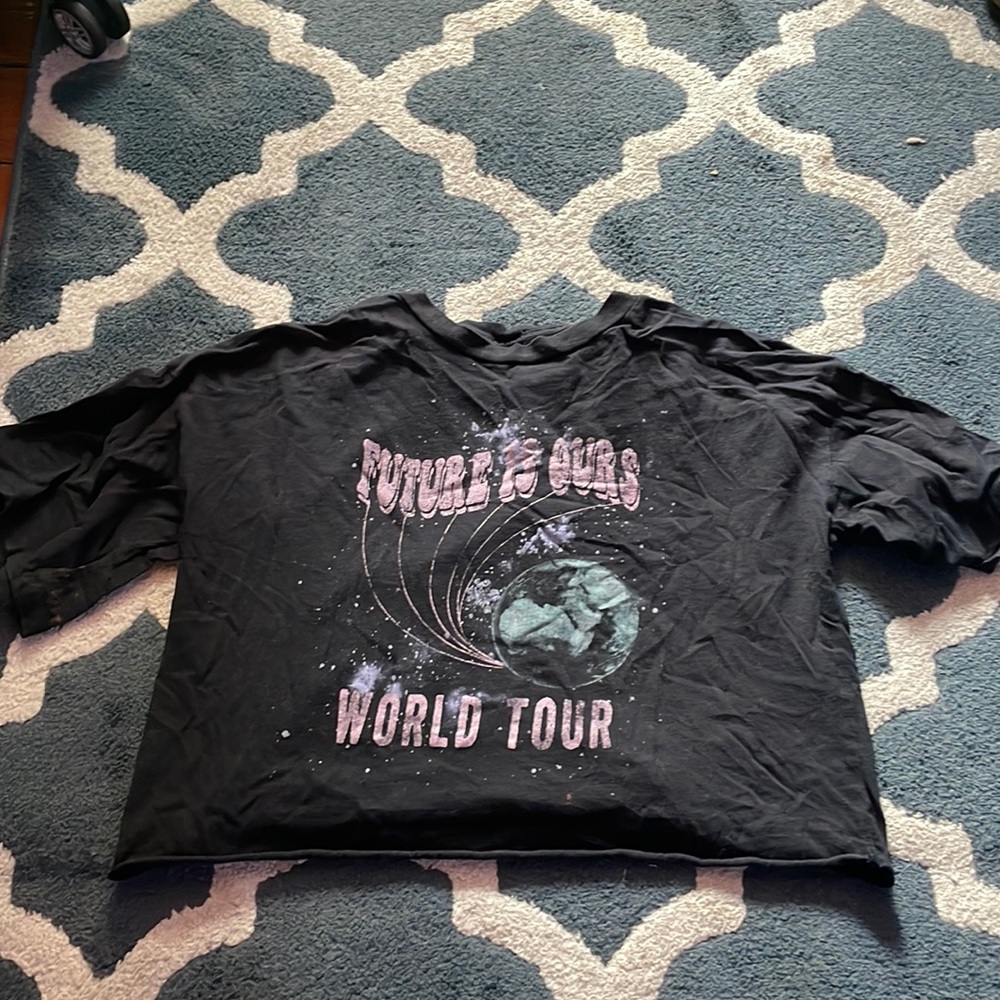 Cropped black graphic T-shirt